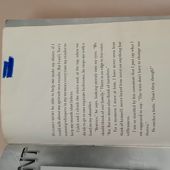 Divergent, the first book in a three book series by Veronica Roth. - Picture 2 of 3